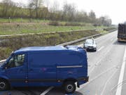 Bei einem Auffahrunfall auf der A2 in Eich sind sieben Personen verletzt und vier Autos beschädigt worden. (Bild: Luzerner Polizei)