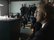 Bundesrat Alain Berset beobachtet die Show zur Enthüllung des Klosterplans. (Bild: rar)