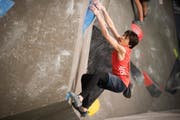 Lukas Zgraggen am Weltcup in Meiringen am Bouldern. Er wurde in der Kategorie U16 Dritter. (Bild: SAC/davidschweizer.ch, Meiringen, 6. April 2019)