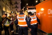 Zwei Polizisten holten den Mann aus seinem Stammlokal, weil sie den Auftrag hatten, ihn nach Hause zu bringen. (Symbolbild: Manuela Jans-Koch, Luzern, 28. Februar 2019)