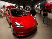 Nächste Kehrtwende von Tesla-Chef Elon Musk: Das Model 3 gibt es nur noch im Laden oder per Telefon zu bestellen. Die Basisversion als Elektroauto zum Preis von 35'000 Dollar wurde schon nach kurzer Zeit wieder aus dem Online-Angebot genommen. (Bild: KEYSTONE/AP/DAVID ZALUBOWSKI)