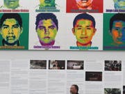 Der chinesische Künstler Ai Weiwei erinnert an 43 Studenten, die 2014 in Mexiko verschwunden sind. Aus einer Million Legosteinen gestaltete er für eine Ausstellung in Mexiko-Stadt die Porträts der Verschwundenen. (Bild: KEYSTONE/EPA EFE/MARIO GUZMAN)