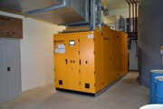 Das Blockheizkraftwerk gehört zu den Herzstücken der Biogasanlage in Wolfikon. (Bild: Beat Lanzendorfer)