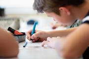 Schüler vernachlässigen vor lauter Handy und Computer immer häufiger die Handschrift. (Bild: Gaëtan Bally/KEY)