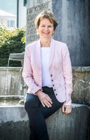 Brigitte Häberli vor dem Gründerbrunnen der Raiffeisenbank.