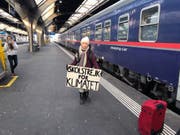 Die schwedische Klima-Aktivistin Greta Thunberg hat's vorgemacht und reiste im Zug nach Davos statt im Flugzeug. Mittlerweile ist «Flygskam» - «Flugscham» - in Schweden voll im Trend. (Bild: Keystone/ADRIAN REUSSER)