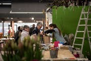 Eine Floristin bedient an der Offa zwei Kundinnen. (Bild: Adriana Oortiz Cardozo - 11. April 2019)