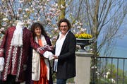 Ein von Nathalie Harran (links) nachgeschneidertes Kleid der Fürstin Pauline von Metternich. Rechts: Christina Egli. (Bild: Margrith Pfister-Kübler
