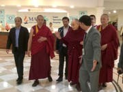 Der Dalai Lama (4.v.l.) verlässt nach dreitägiger Behandlung das Spital in Neu Delhi. (Bild: KEYSTONE/AP/RISHI LEKHI)