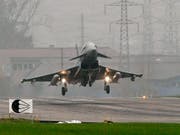 Er hebt bei den Kandidatentests in Payerne VD als erster ab: der Eurofighter Typhoon - hier ein Exemplar der deutschen Luftwaffe beim Testflug auf dem Flugplatz Emmen LU. (Bild: KEYSTONE/SIGI TISCHLER)