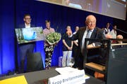 Das Direktionsehepaar Christian und Damaris Lienhard wird von Verwaltungsratspräsident Sepp Breitenmoser für sein 25-jähriges Engagement geehrt. Bild: Karin Erni