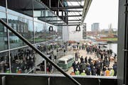 Richtfest im März in Wolfsburg. Dort baut die Nüssli-Gruppe für Volkswagen das neue Eventcenter «Halle 1». (Bild: PD)