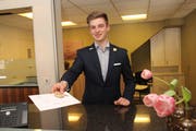 Julian Ferrante, Bronschofen, geht an die World Skills nach Russland. Der Kaufmann Hotel-Gastro-Tourismus machte seine Lehre im Hotel Hirschen in Wildhaus. (Bild: Cecilia Hess-Lombriser)