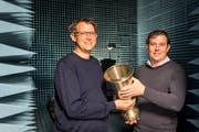 Projektentwickler Stephan Schempp (links) und Geschäftsführer Thomas Strebel mit einem Rillenhorn, Teil einer Antenne zur Satellitenkommunikation, im Echoraum der Firma Mirad Microwave. (Bild: Hanspeter Schiess)