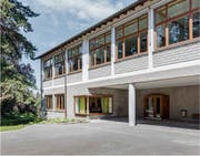 Das 1948 erbaute Schulhaus-Gebäude Felsberg.
