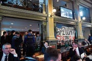 Wie kam das Transparent in den Saal? Die Demonstration am 18. Februar im St.Galler Kantonsrat. (Bild: Regina Kühne)