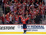 Die Fans von Titelverteidiger Washington Capitals feiern Doppeltorschütze Nicklas Bäckström (Bild: KEYSTONE/FR67404 AP/NICK WASS)