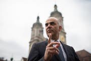 Alain Berset auf dem Klosterplatz. (Bild: Benjamin Manser)