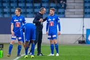 FCL-Trainer Thomas Häberli (Zweiter von rechts) gibt Mittelfeldspieler Idriz Voca (rechts) Anweisungen, danebenChristian Schwegler (links) und Blessing Eleke. (Bild: Martin Meienberger/Freshfocus (Luzern, 10. April 2019))