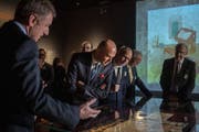 Stiftsarchivar Peter Erhart stellt dem Bundesart und seiner Entourage einige ausgewählte Schriftstücke vor. (Bild: Benjamin Manser)
