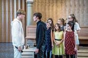 Jesus (Gian Albisser, links) erkennt, dass Judas (Silvan Ineichen) ihm die Freundschaft kündigt. (Bild: Pius Amrein (Luzern, 8. April 2019))
