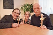 Das Organisationstrio Renato Bizzotto (links), Jolanda Covo und Peter Müller präsentiert erstmals Maskottchen des Festivals The Muri Competition. (Bild: Christian Breitschmid)