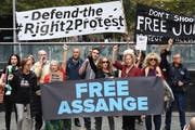 Demonstranten fordern die Freilassung von Assange. (Bild: EPA/PETER RAE, Sydney, 12. April 2019)
