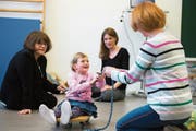 Fachstellenleiterin Silvia Felber (links) mit Lisa und ihrer Mutter Franziska Gut. (Bild: Dominik Wunderli, Sursee, 11. April 2019)