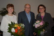 Neu in der Verwaltung ist Annett Neuweiler (l.), Urs Neuwiler übergab das Präsidentenamt an Cornelia Zecchinel. (Bild: Kurt Peter)