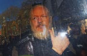 Julian Assange bei seiner Ankunft im Polizeibus vor dem Gericht in London. (Bild: EPA/STRINGER, 11. April 2019).