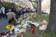 Am Tatort im Gotthelfquartier werden nach der Bluttat Blumen niedergelegt. (Bild: Nicole Nars-Zimmer)
