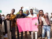 Die Proteste im Sudan gehen auch nach der Absetzung des Langzeitmachthabers Omar Al-Baschir durch das Militär weiter: Die Demonstranten fordern eine zivile Regierung. (Bild: KEYSTONE/EPA/STRINGER)