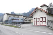 Das Primarschulhaus Haselacker in Brunnadern: Im Jahr 2016 wurde hier ein Neubau realisiert und umfangreiche Sanierungsarbeiten − insbesondere im energetischen Bereich − durchgeführt. (Bild: Urs M. Hemm)