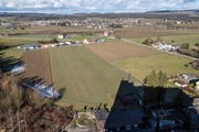 Blick von der Zwicky-Mühle in Wigoltingen auf das Areal, wo das Outlet Edelreich realisiert werden soll. Im Hintergrund die Gemeinde Müllheim. (Bild: Reto Martin)