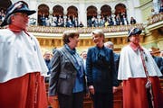 Die Bundesrätinnen Viola Amherd und Karin Keller-Sutter werden sich an diversen Anlässen für Frauen einsetzen. (Bild: Anthony Anex/Keystone (Bern, 5. Dezember 2018))