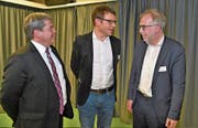 Referent Daniel Müller (Mitte) mit Regierungsrat Daniel Wyler (links) und Adrian Studer, Amt für Wirtschaft. (Bild: Romano Cuonz (Lungern, 11. April 2009))
