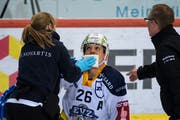 Reto Suri wird nach dem brutalen Check von Adam Almquist noch auf dem Eis behandelt. (Bild: Keystone/Anthony Anex (Bern, 11. April 2019))