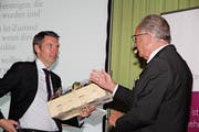 Wirtschaft-Uri-Präsident René Röthlisberger (rechts) dankt dem Referenten, Dr. Peter Grünenfelder, Direktor von Avenir Suisse, für das spannende Referat. (Bild: Paul Gwerder (Altdorf, 11. April 2019))