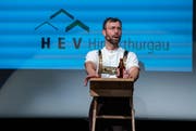 Schauspieler Philipp Langenegger unterhält die Hinterthurgauer Hauseigentümer an ihrer Jahresversammlung. (Bild: ZVG)