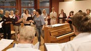 Chorleiterin Claudia Niklaus übt mit den Sängerinnen und Sängern die Lieder ein. (Bild: Yvonne Aldrovandi-Schläpfer)