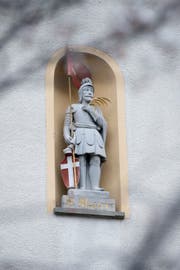 In ritterlicher Montur mit Palmwedel als Symbol des Märtyrertums und einer Lanzenfahne: der hl. Mauritius, Kirchenpatron von Niederwil, in seiner Nische. (Bild: Maria Schmid, Niederwil Cham, 12. April 2019 )