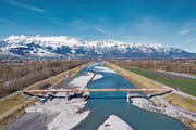 Nach der Eröffnung der Langsamverkehrsbrücke Vaduz–Buchs dürften 300 bis 500 mehr Velofahrer auf dem Rheindammabschnitt zwischen Rheinbrücke und Rheinparkstadion unterwegs sein. (Bild: Daniel Schwendener)