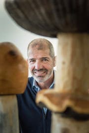 Der Herr der nützlichen Pilze: Reto Vincenz. (Bild: Michel Canonica)