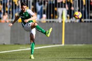 Vincent Sierro: Der Mittelfeldspieler hat zwar an Leichtigkeit eingebüsst – punkto «positiver Aggressivität» bleibt er aber für Trainer Peter Zeidler einer der wichtigen Pfeiler im Spiel der St.Galler. (Bild: Urs Lindt/Freshfocus)
