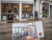 Im Vordergrund unscharf das Pixi-Buch mit der Ladensilhouette, hinten in Wirklichkeit Marianne Sax und ihr Bücherladen. (Bild: Reto Martin)