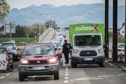 Mit der Reform hätten der Schweiz Hunderte Millionen Franken Mehrkosten für arbeitslose Grenzgänger gedroht. (Bild: Benjamin Manser)