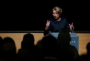 Beatrice Tschanz erzählte aus ihrem Leben in der gut gefüllten Ägerihalle. (Bild: Stefan Kaiser, Unterägeri, 11. April 2019)