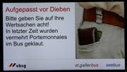 Die Meldung läuft in den Bussen der Verkehrsbetriebe St.Gallen (VBSG). (Bild: Reto Voneschen)