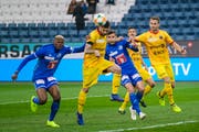 Blessing Eleke und Pascal Schuerpf (Luzern) gegen Igor Djuric (Xamax). (Bild: Martin Meienberger/freshfocus, Luzern, 13. April 2019)