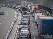 Der vorösterliche Reiseverkehr staute sich bereits am Freitag vor dem Gotthard-Tunnel zwischen Göschenen und Erstfeld auf der A2 in Richtung Süden. (Bild: Keystone/URS FLUEELER)